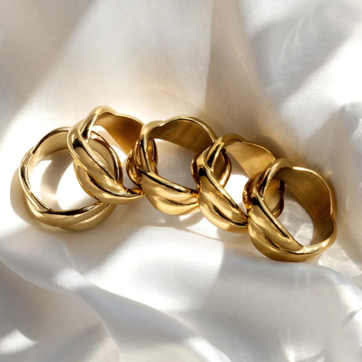 Female DNA Ring Gold