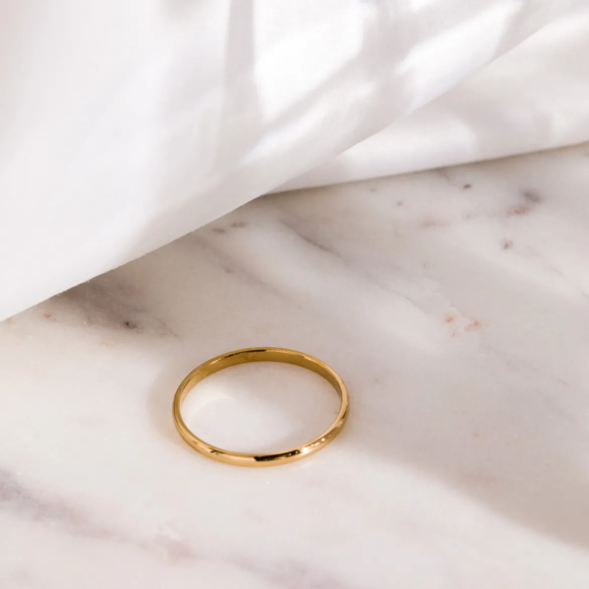 Fine Line Ring Gold