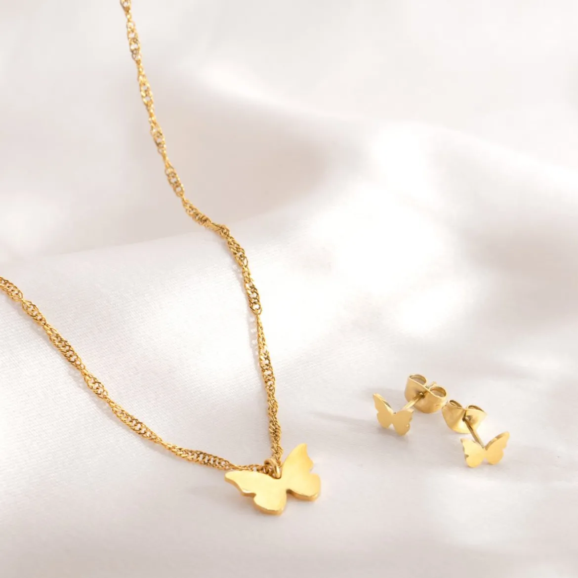 Flutterby Necklace Gold