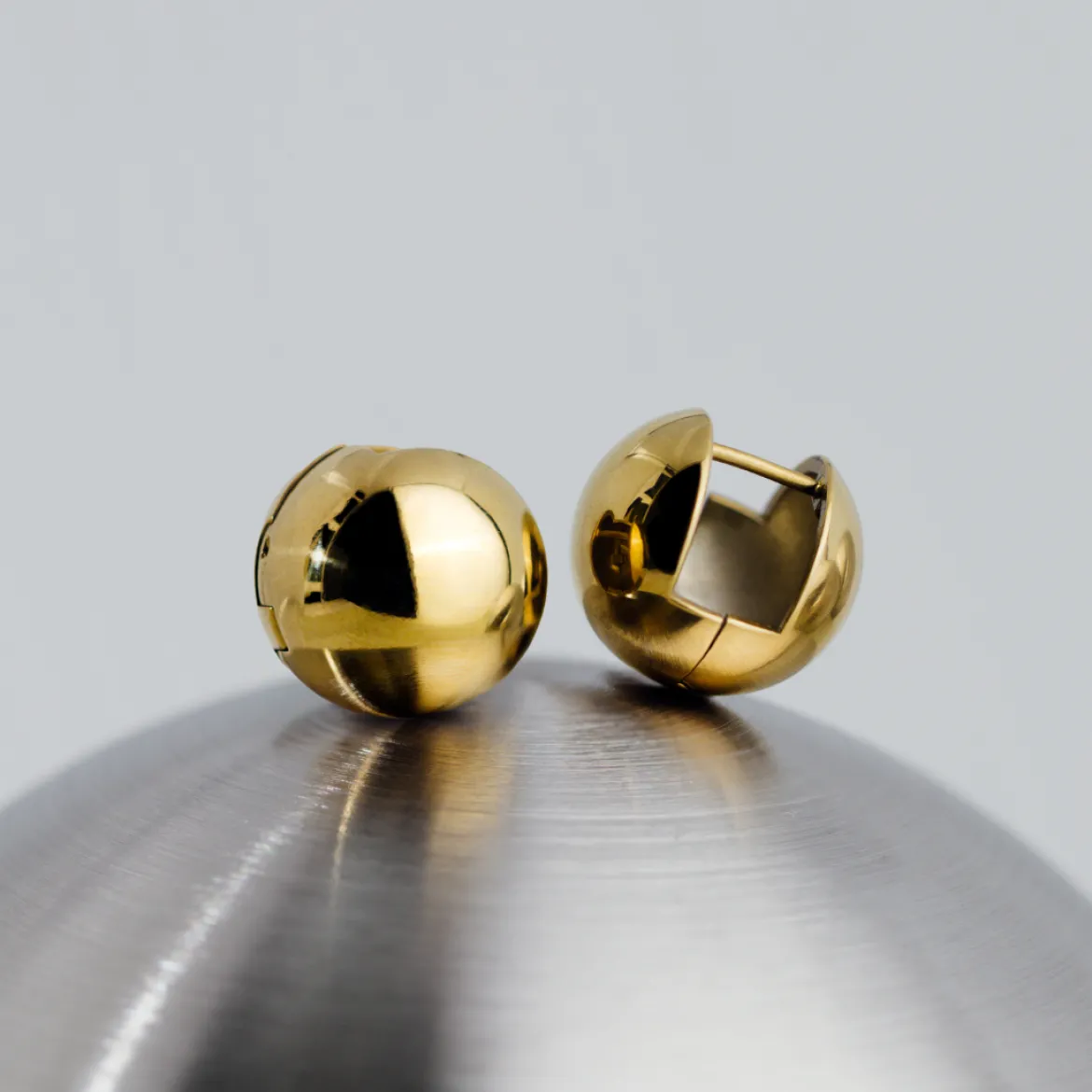 Graceful Curves Studs Gold