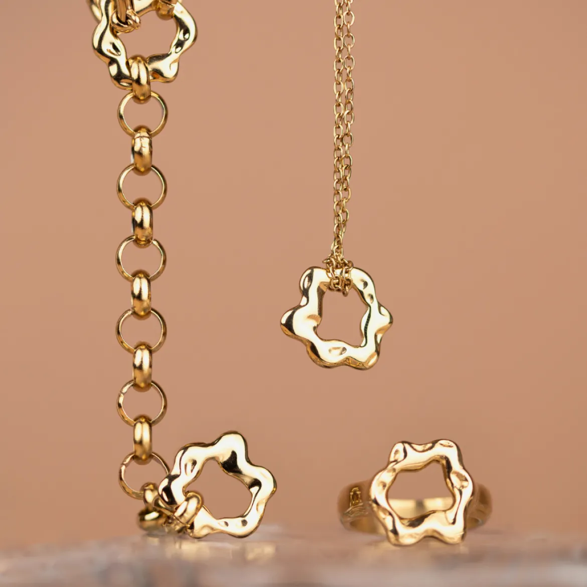 Melting Donut Necklace Gold