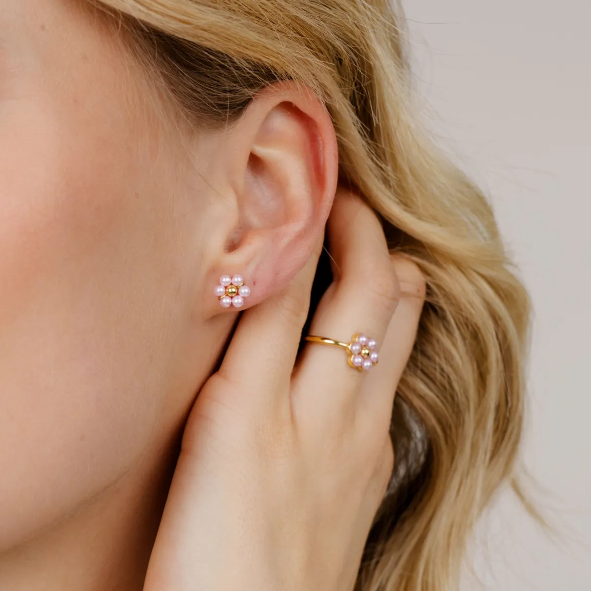 Pretty Pink Daisy Studs Gold