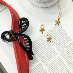 Pretty Ribbon Necklace Gold
