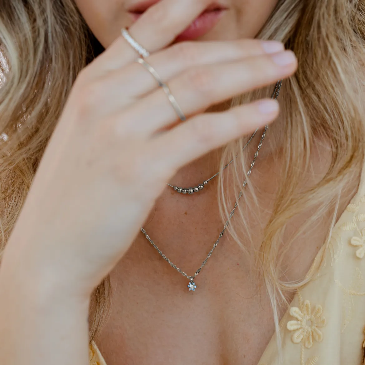 Sparkling Blue Petal Necklace Silber