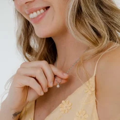 Sparkling White Petal Necklace Silber