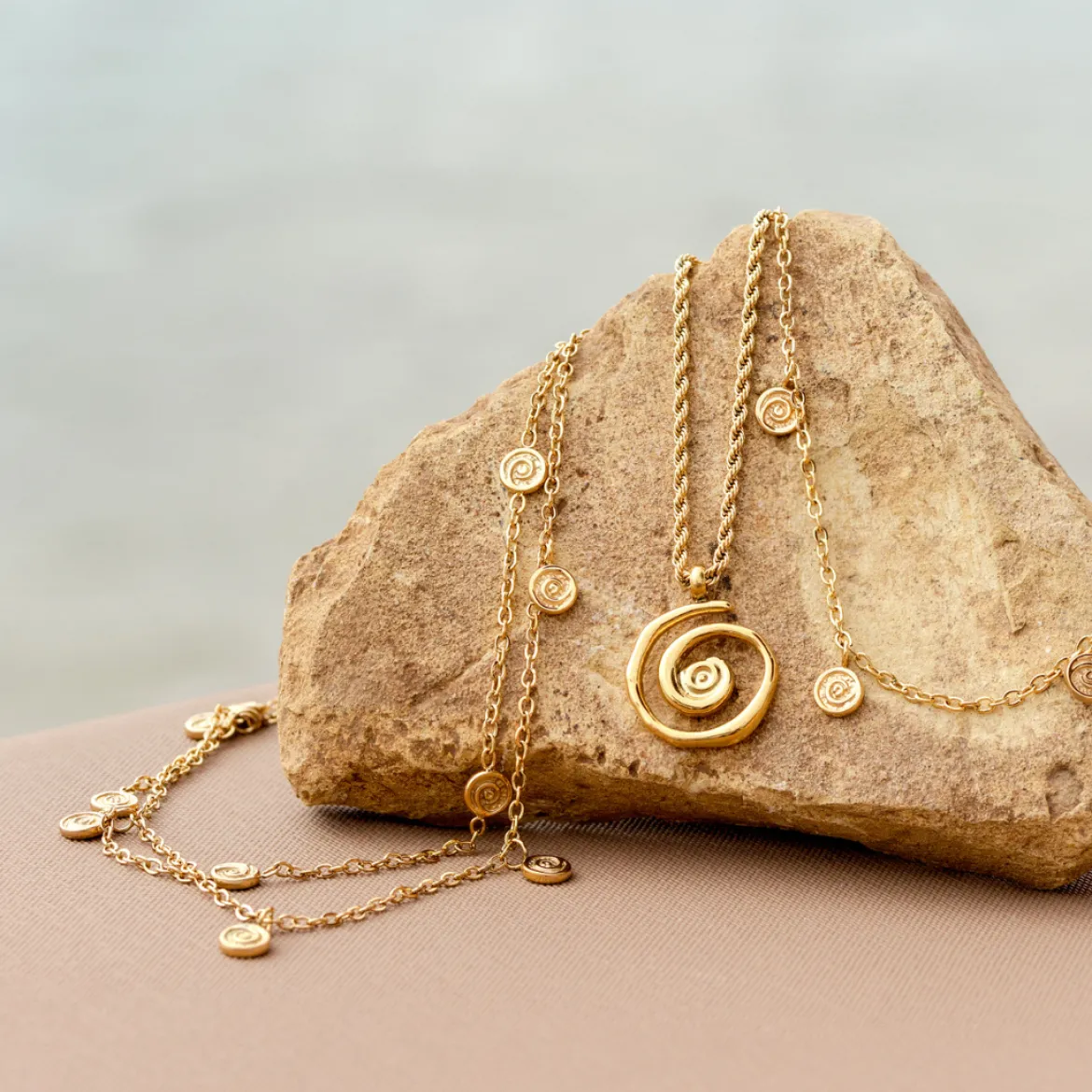 Sweet Swirl Necklace Gold