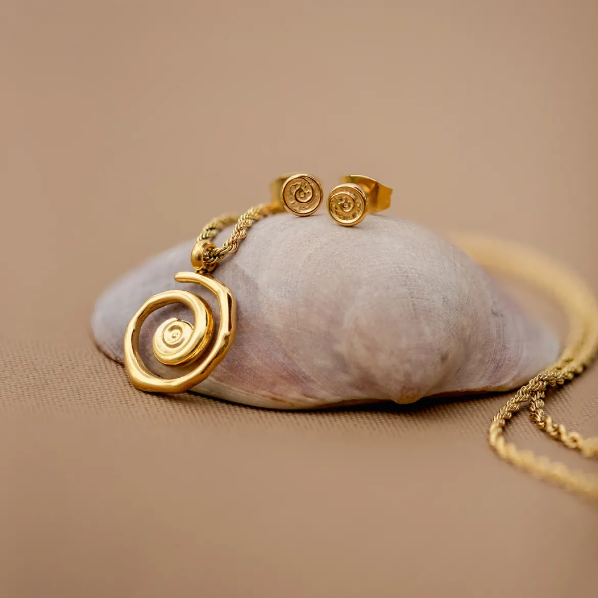 Sweet Swirl Studs Gold