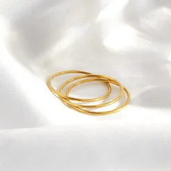 Tiny Trio Ring Gold