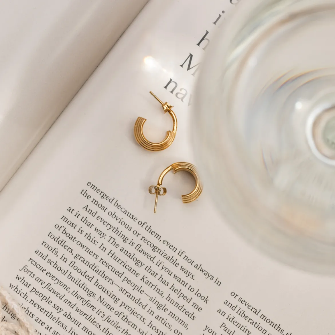Winding Hoop Studs Gold